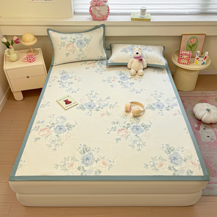 91家纺网 家纺一手货源 找家纺 逸尚阁 2025春夏新款数码印花冰藤席空调席三件套 诗集花市-平铺款