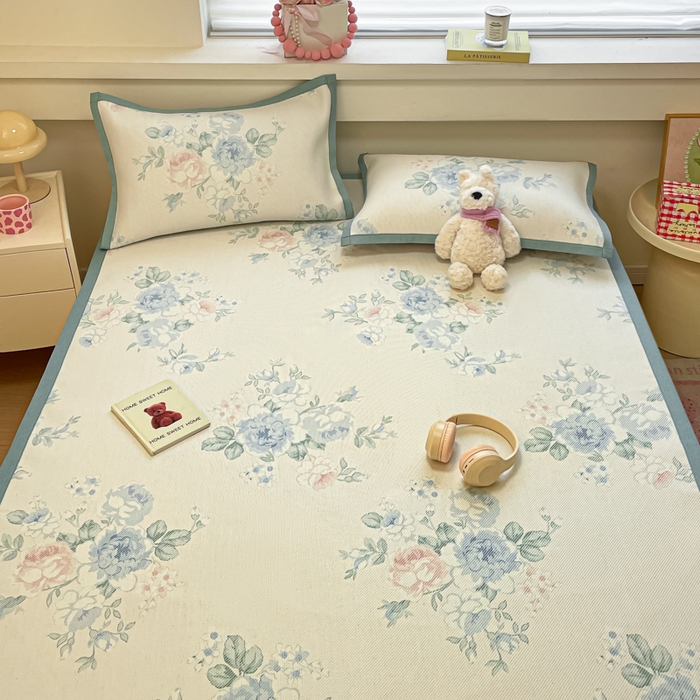 91家纺网 家纺一手货源 找家纺 逸尚阁 2025春夏新款数码印花冰藤席空调席三件套 诗集花市-平铺款