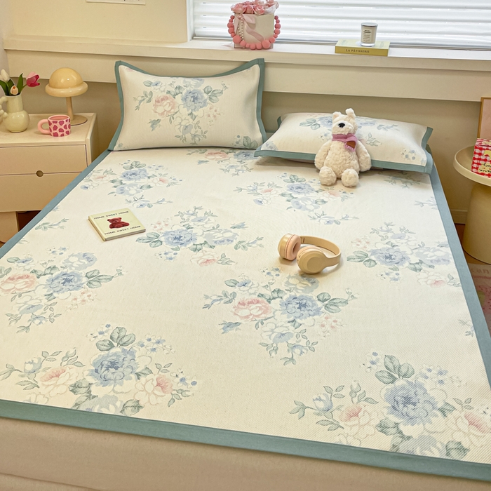 91家纺网 家纺一手货源 找家纺 逸尚阁 2025春夏新款数码印花冰藤席空调席三件套 诗集花市-平铺款