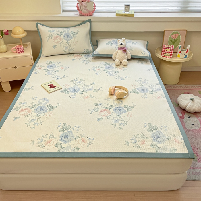 91家纺网 家纺一手货源 找家纺 逸尚阁 2025春夏新款数码印花冰藤席空调席三件套 诗集花市-平铺款