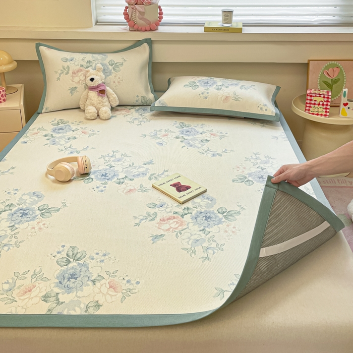 91家纺网 家纺一手货源 找家纺 逸尚阁 2025春夏新款数码印花冰藤席空调席三件套 诗集花市-平铺款