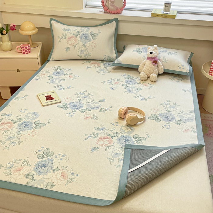 91家纺网 家纺一手货源 找家纺 逸尚阁 2025春夏新款数码印花冰藤席空调席三件套 诗集花市-平铺款