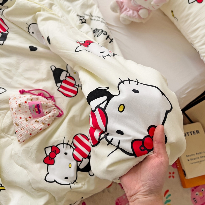 91家纺网 家纺一手货源 找家纺 Mata蔓塔家 2025春夏新款三丽鸥A类水洗双层纱夏被夏凉被空调被 喝牛奶KT