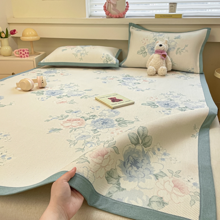 91家纺网 家纺一手货源 找家纺 逸尚阁 2025春夏新款数码印花冰藤席空调席三件套 诗集花市-平铺款