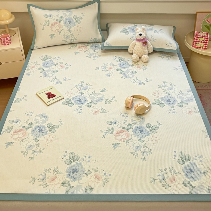 91家纺网 家纺一手货源 找家纺 逸尚阁 2025春夏新款数码印花冰藤席空调席三件套 诗集花市-平铺款