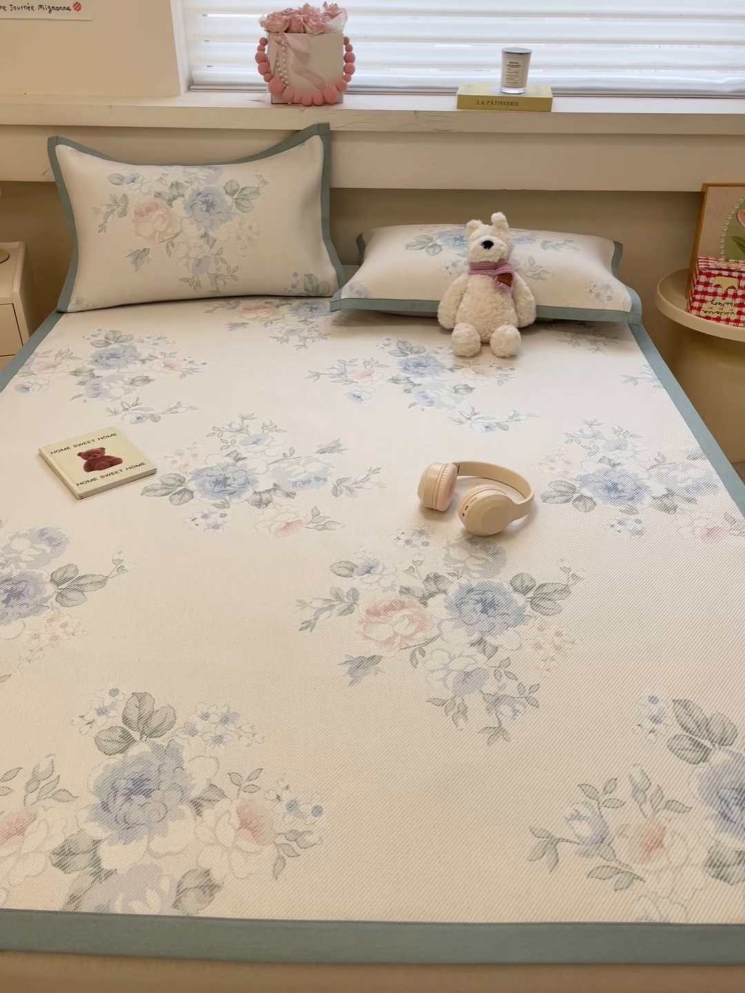 91家纺网 家纺一手货源 找家纺 逸尚阁 2025春夏新款数码印花冰藤席空调席三件套 诗集花市-平铺款