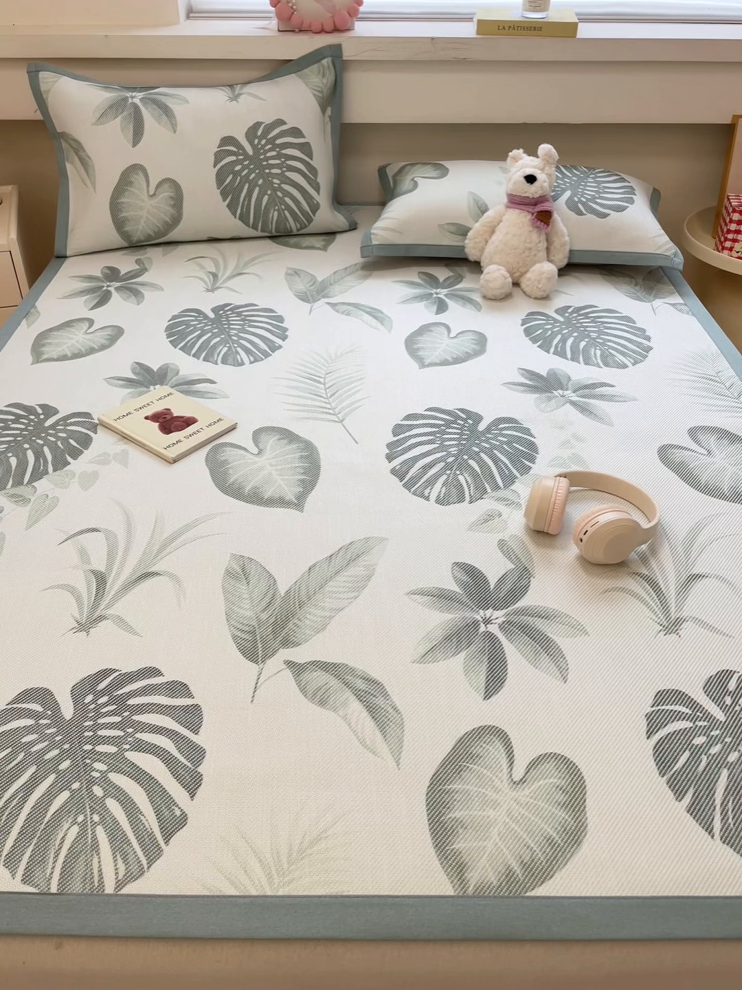 91家纺网 家纺一手货源 找家纺 逸尚阁 2025春夏新款数码印花冰藤席空调席三件套 叶子世界-平铺款