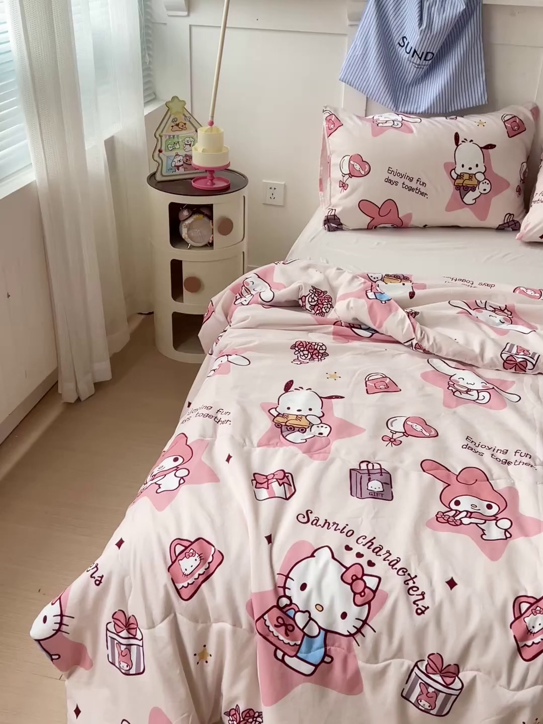 91家纺网 家纺一手货源 找家纺 Mata蔓塔家 2025春夏新款三丽鸥A类水洗双层纱夏被夏凉被空调被 KT家族