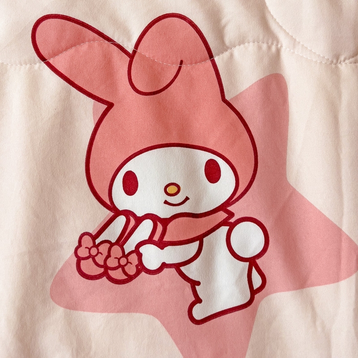 91家纺网 家纺一手货源 找家纺 Mata蔓塔家 2025春夏新款三丽鸥A类水洗双层纱夏被夏凉被空调被 KT家族