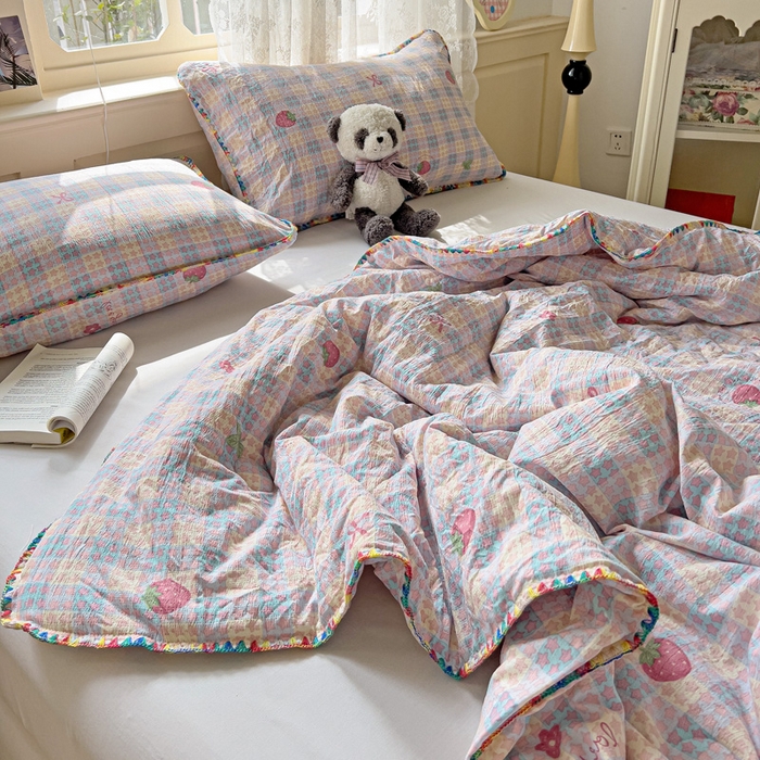 91家纺网 家纺一手货源 找家纺 Mata蔓塔家 2025新款云感针织双层纱彩色贝壳边夏被夏凉被空调被(有买家秀） 有草莓的地方