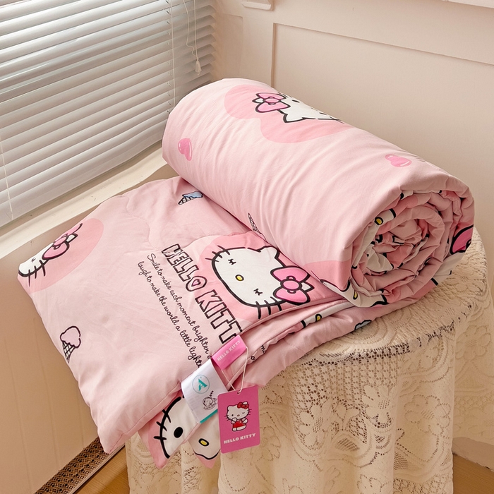 91家纺网 家纺一手货源 找家纺 （总）Mata蔓塔家 2025春夏新款三丽鸥A类水洗双层纱夏被夏凉被空调被,KT家族,wink KT,汉堡玉桂狗,喝牛奶KT,开跑车库洛,开心美乐蒂,可爱鬼库洛,蓝莓球库洛,蓝星星KT,拼图KT,贪玩玉桂狗,淘气帕恰狗,淘气鸭帕恰,甜甜圈大眼蛙,五彩KT