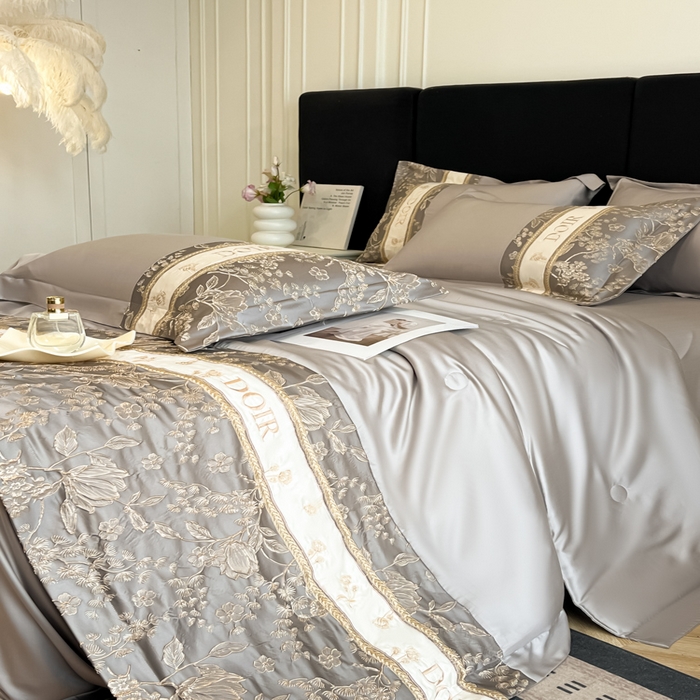 91家纺网 家纺一手货源 找家纺 帝王家纺 2025新款浮雕刺绣水洗天丝真丝夏被四件套冰丝三件套夏季直播 花蔓枝—浅灰