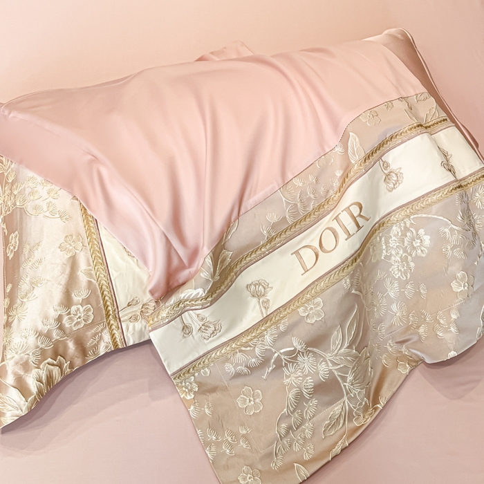 91家纺网 家纺一手货源 找家纺 帝王家纺 2025新款浮雕刺绣水洗天丝真丝夏被四件套冰丝三件套夏季直播 花蔓枝—粉