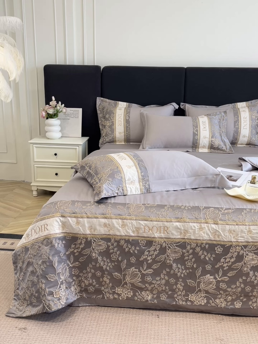 91家纺网 家纺一手货源 找家纺 帝王家纺 2025新款浮雕刺绣水洗天丝真丝夏被四件套冰丝三件套夏季直播 花蔓枝—浅灰