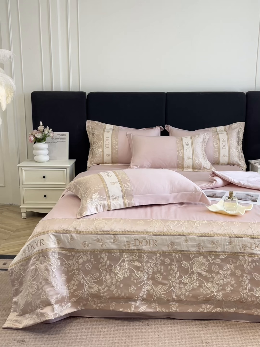 91家纺网 家纺一手货源 找家纺 帝王家纺 2025新款浮雕刺绣水洗天丝真丝夏被四件套冰丝三件套夏季直播 花蔓枝—粉