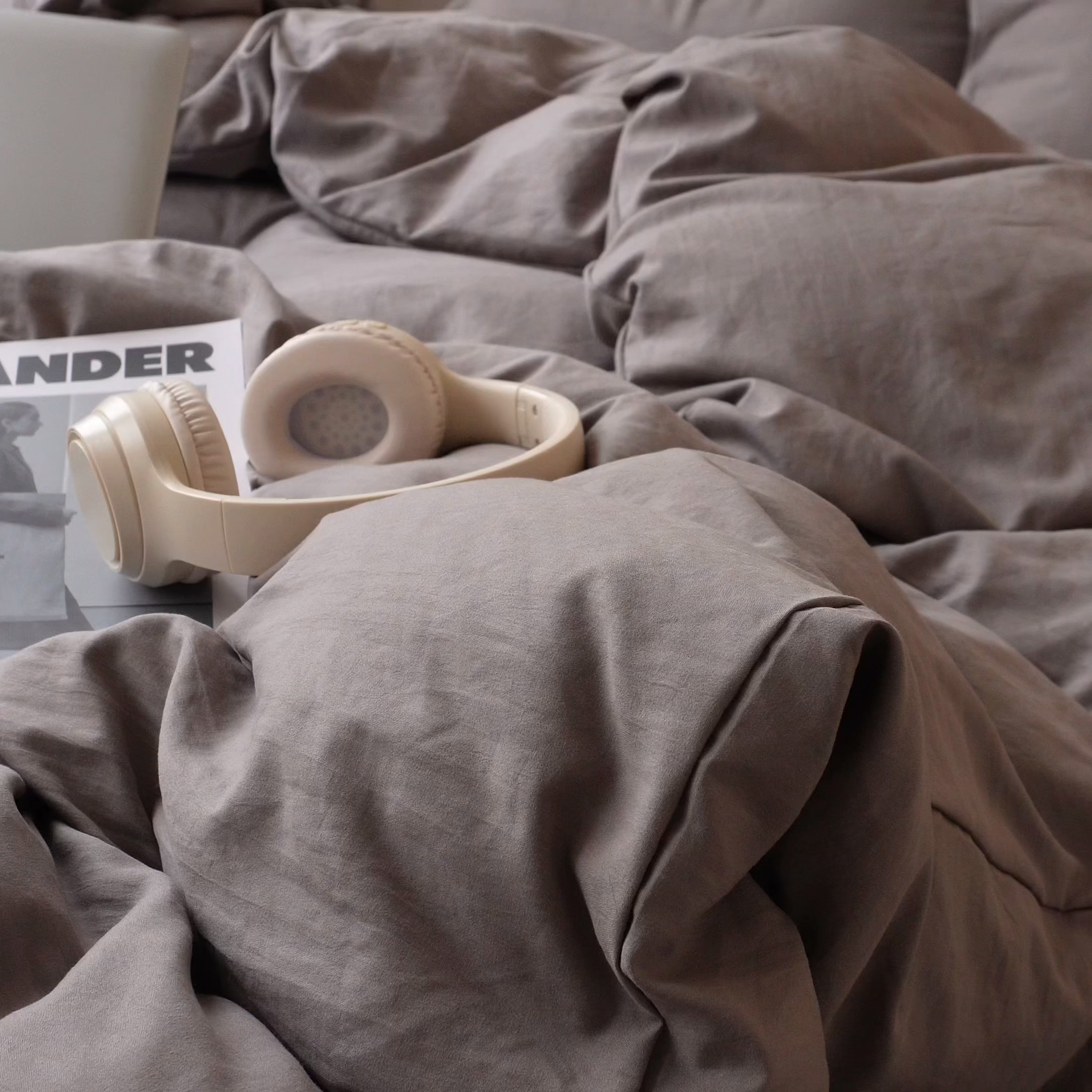 91家纺网 家纺一手货源 找家纺 悦织湾家纺 2025纯色双拼水洗棉四件套轻奢时尚舒适透气床上用品学生宿舍三四件套跨境外贸 浅灰