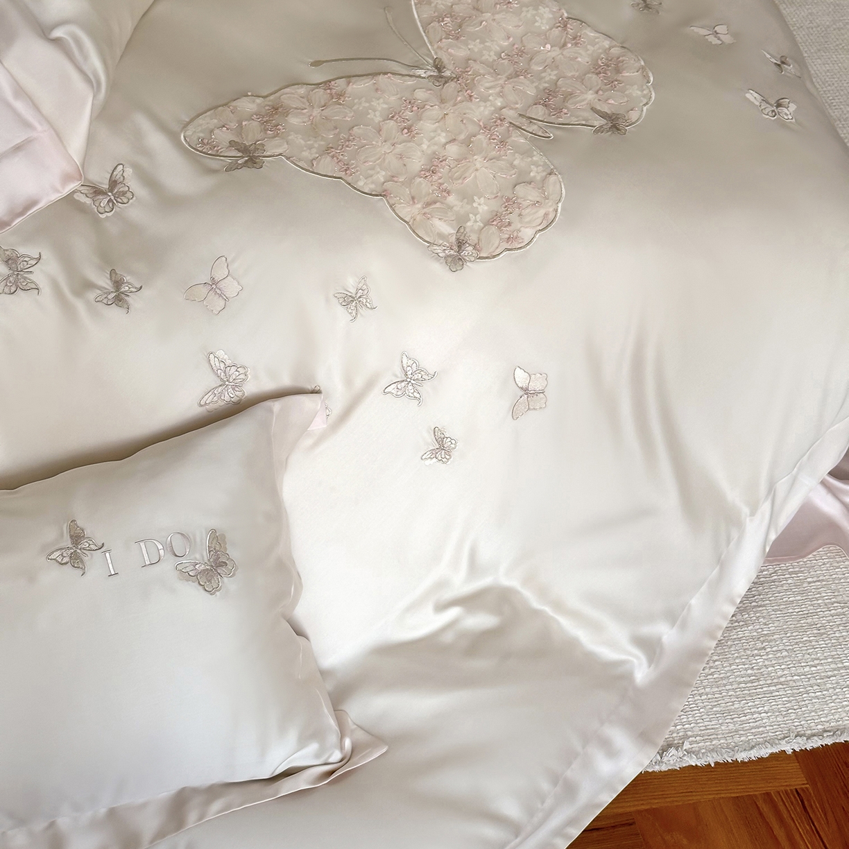 91家纺网 家纺一手货源 找家纺 （总）禾时 2025新款60S奥地利进口兰精天丝云纱绣花四件套-蝶恋花