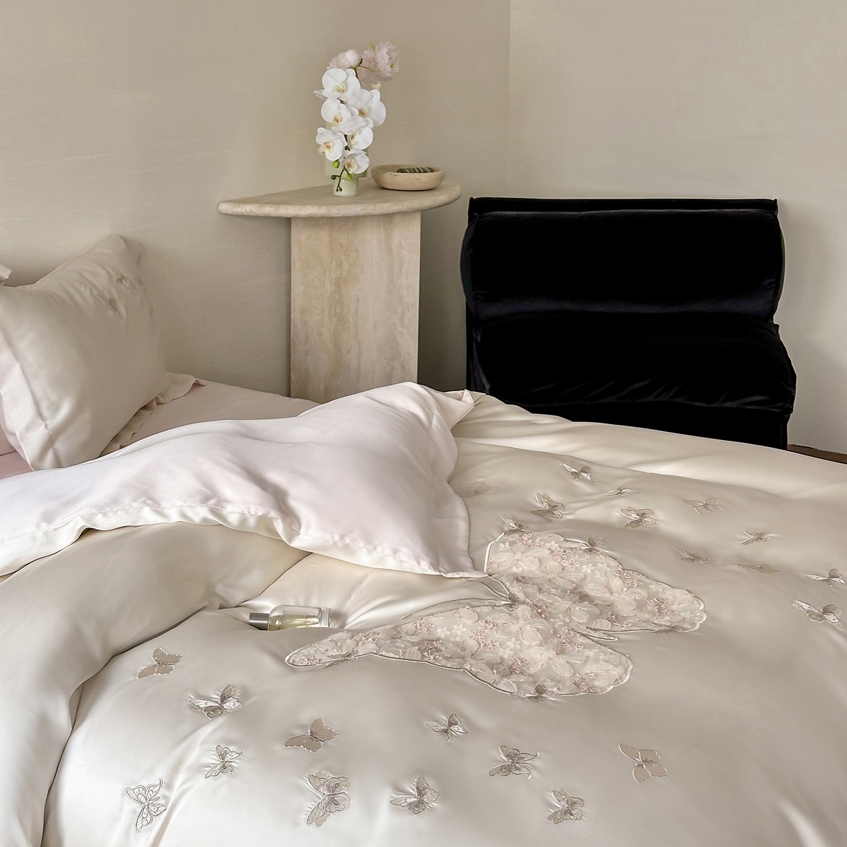 91家纺网 家纺一手货源 找家纺 （总）禾时 2025新款60S奥地利进口兰精天丝云纱绣花四件套-蝶恋花