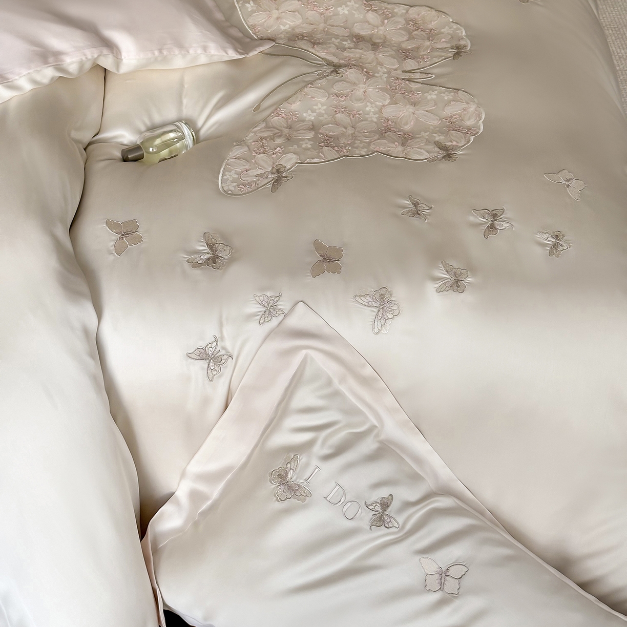 91家纺网 家纺一手货源 找家纺 （总）禾时 2025新款60S奥地利进口兰精天丝云纱绣花四件套-蝶恋花