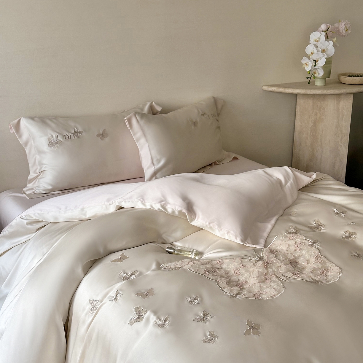 91家纺网 家纺一手货源 找家纺 （总）禾时 2025新款60S奥地利进口兰精天丝云纱绣花四件套-蝶恋花