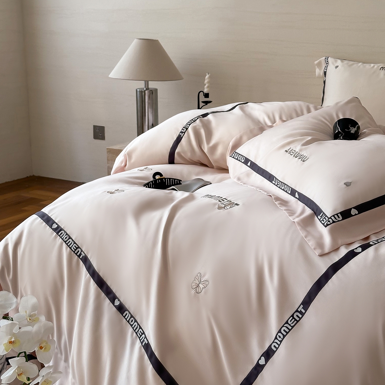 91家纺网 家纺一手货源 找家纺 禾时 2025新款60S奥地利进口兰精天丝绣花黑边款四件套-蓓莉 蓓莉-粉