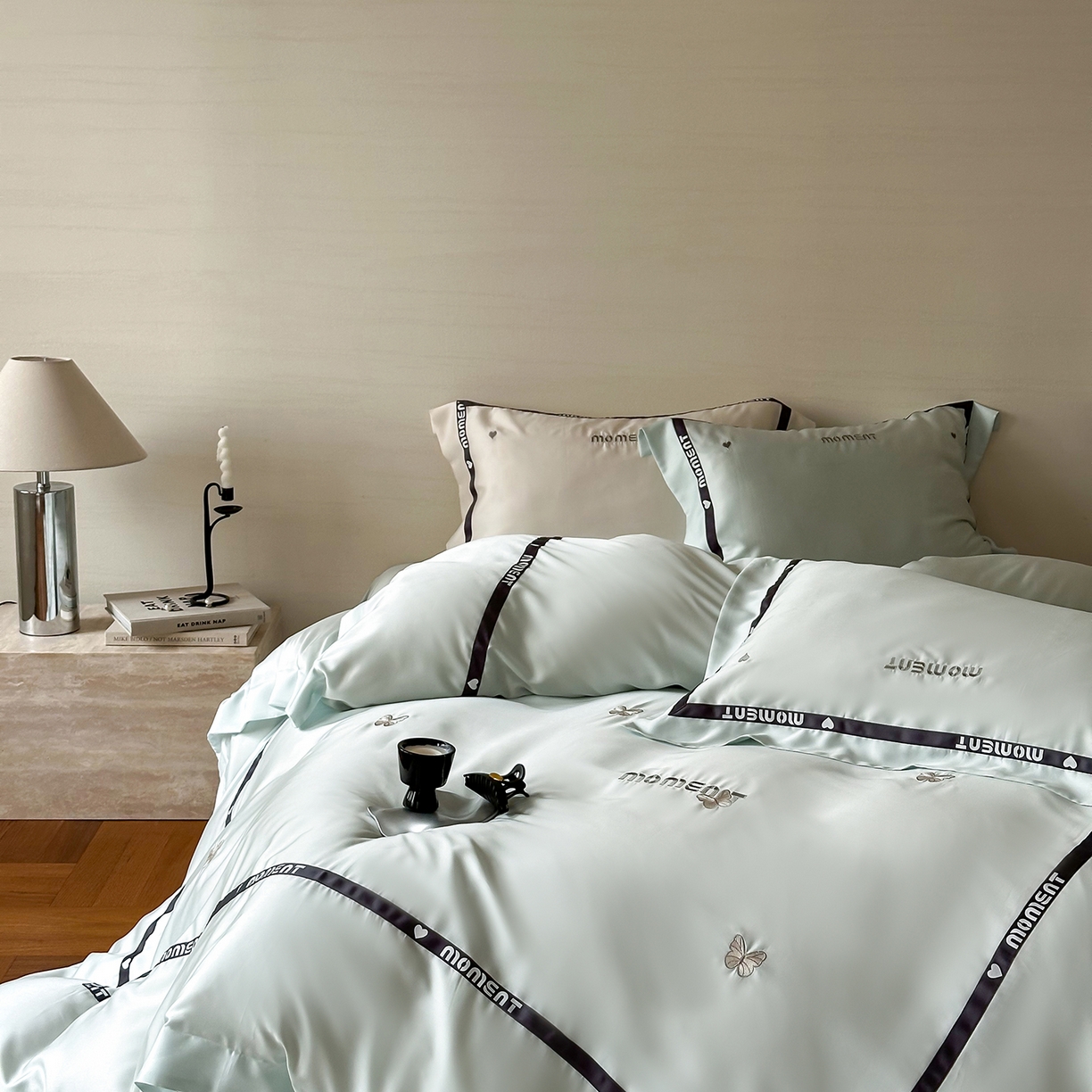 91家纺网 家纺一手货源 找家纺 禾时 2025新款60S奥地利进口兰精天丝绣花黑边款四件套-蓓莉 蓓莉-蓝