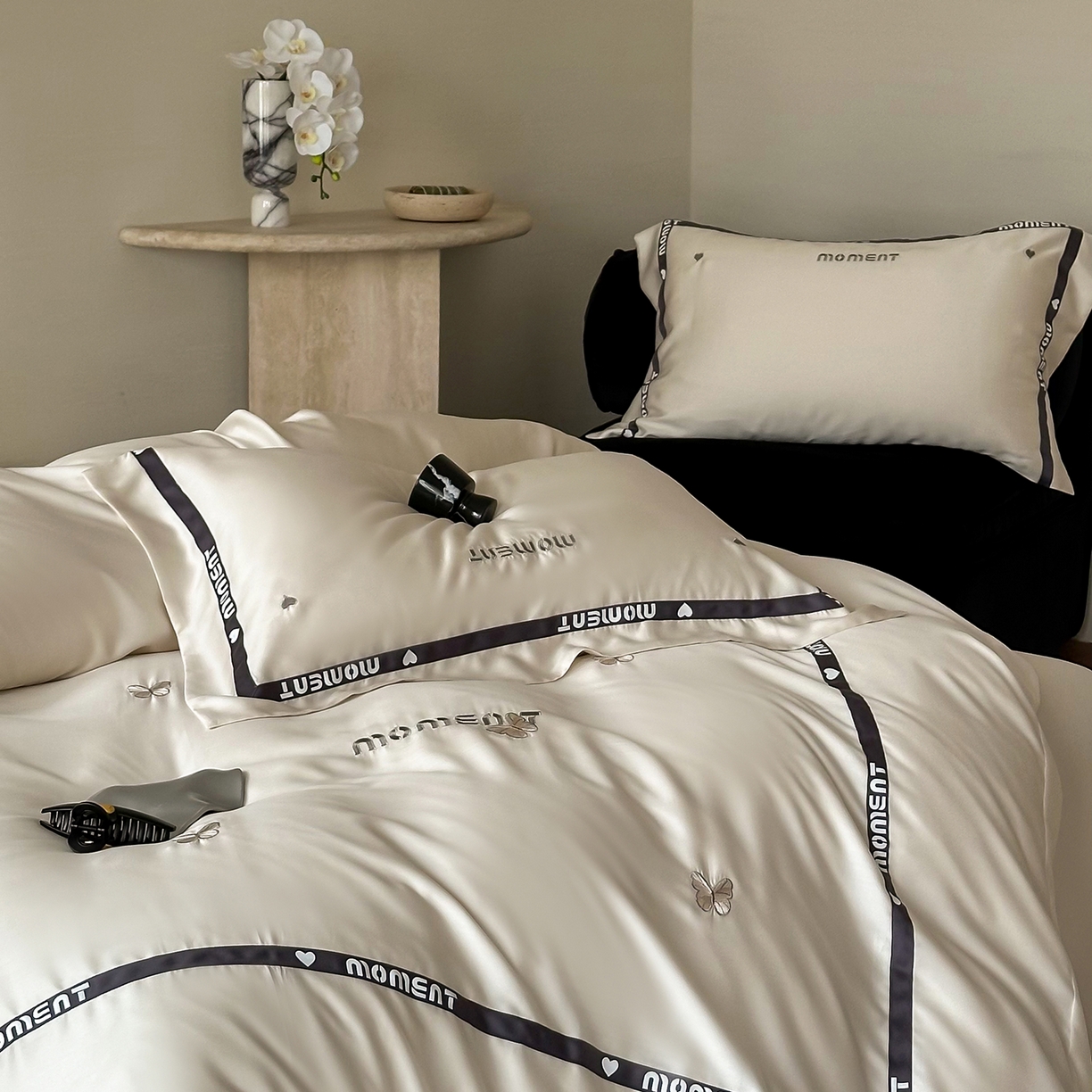 91家纺网 家纺一手货源 找家纺 禾时 2025新款60S奥地利进口兰精天丝绣花黑边款四件套-蓓莉 蓓莉-白