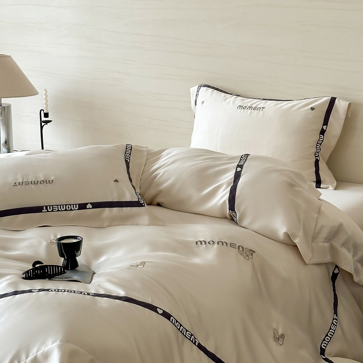 91家纺网 家纺一手货源 找家纺 （总）禾时 2025新款60S奥地利进口兰精天丝绣花黑边款四件套-蓓莉