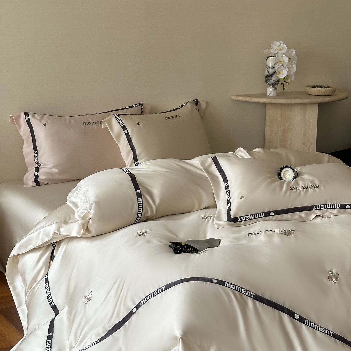 91家纺网 家纺一手货源 找家纺 （总）禾时 2025新款60S奥地利进口兰精天丝绣花黑边款四件套-蓓莉