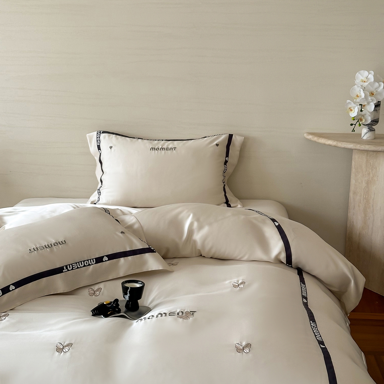 91家纺网 家纺一手货源 找家纺 （总）禾时 2025新款60S奥地利进口兰精天丝绣花黑边款四件套-蓓莉