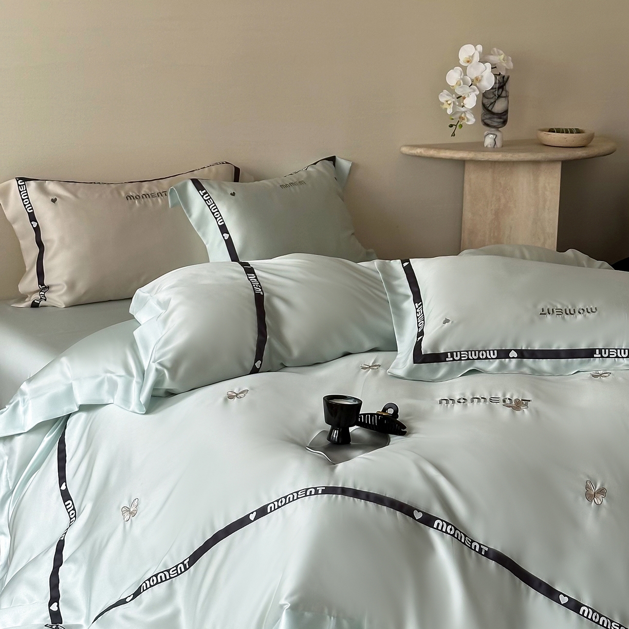 91家纺网 家纺一手货源 找家纺 禾时 2025新款60S奥地利进口兰精天丝绣花黑边款四件套-蓓莉 蓓莉-蓝