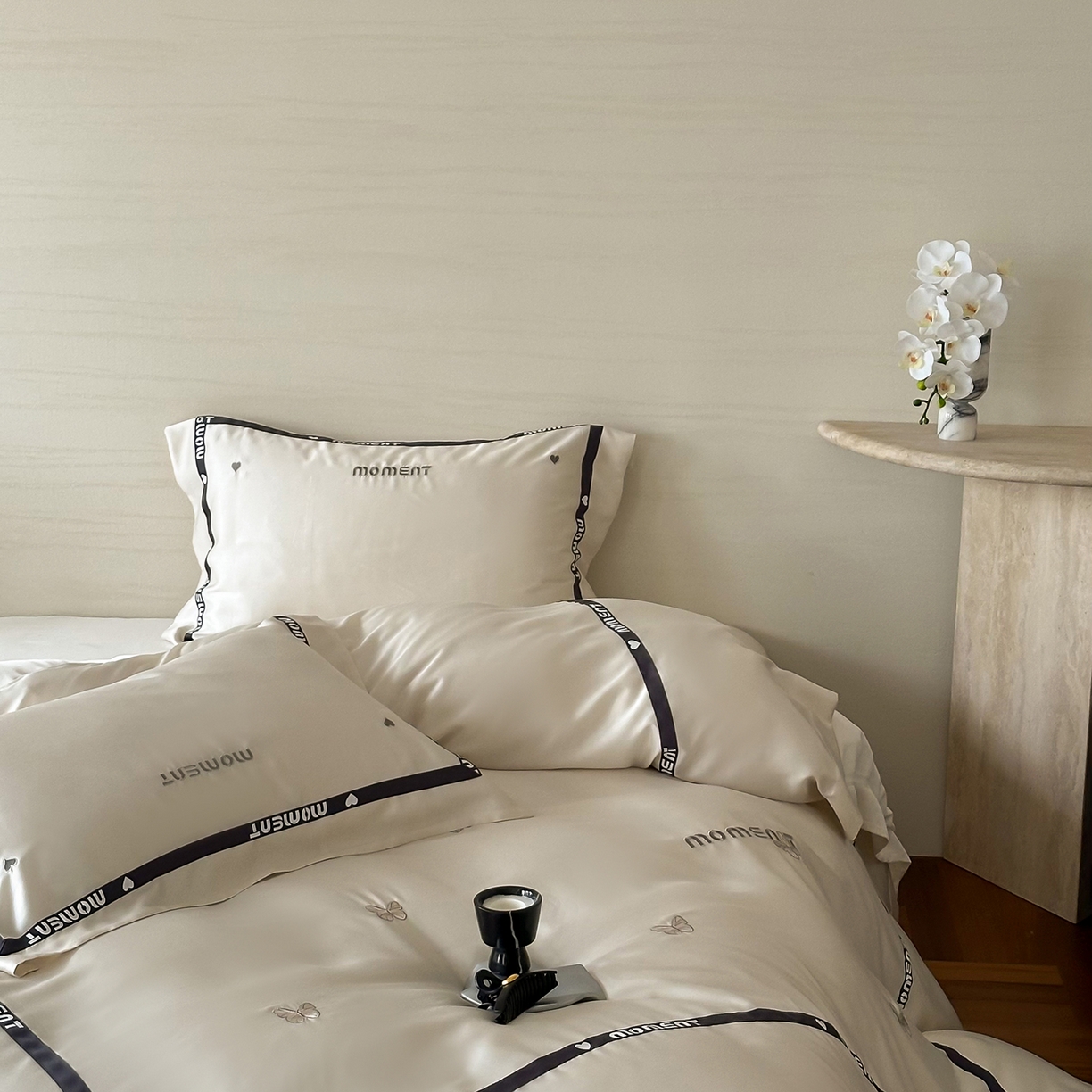 91家纺网 家纺一手货源 找家纺 （总）禾时 2025新款60S奥地利进口兰精天丝绣花黑边款四件套-蓓莉