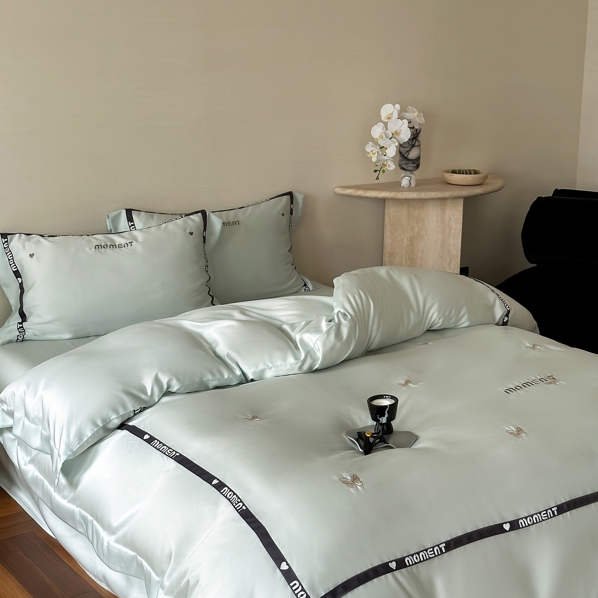 91家纺网 家纺一手货源 找家纺 禾时 2025新款60S奥地利进口兰精天丝绣花黑边款四件套-蓓莉 蓓莉-蓝