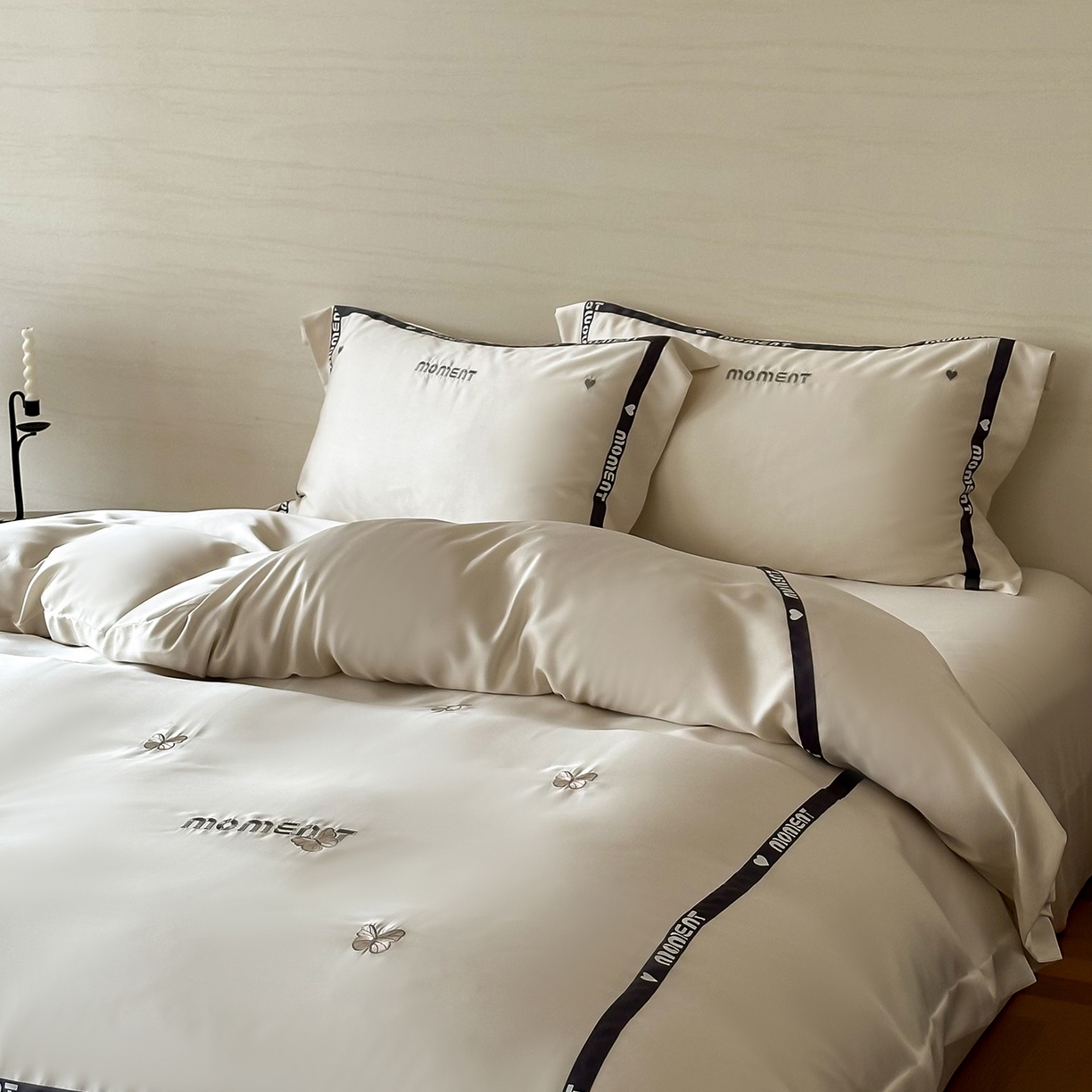 91家纺网 家纺一手货源 找家纺 禾时 2025新款60S奥地利进口兰精天丝绣花黑边款四件套-蓓莉 蓓莉-白