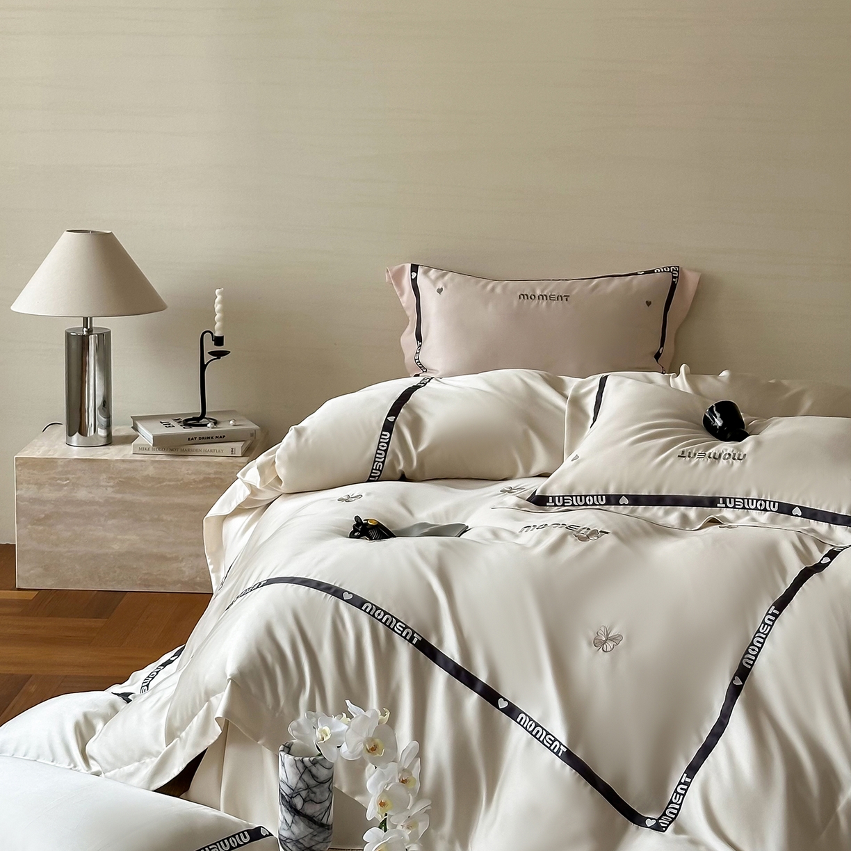 91家纺网 家纺一手货源 找家纺 禾时 2025新款60S奥地利进口兰精天丝绣花黑边款四件套-蓓莉 蓓莉-白