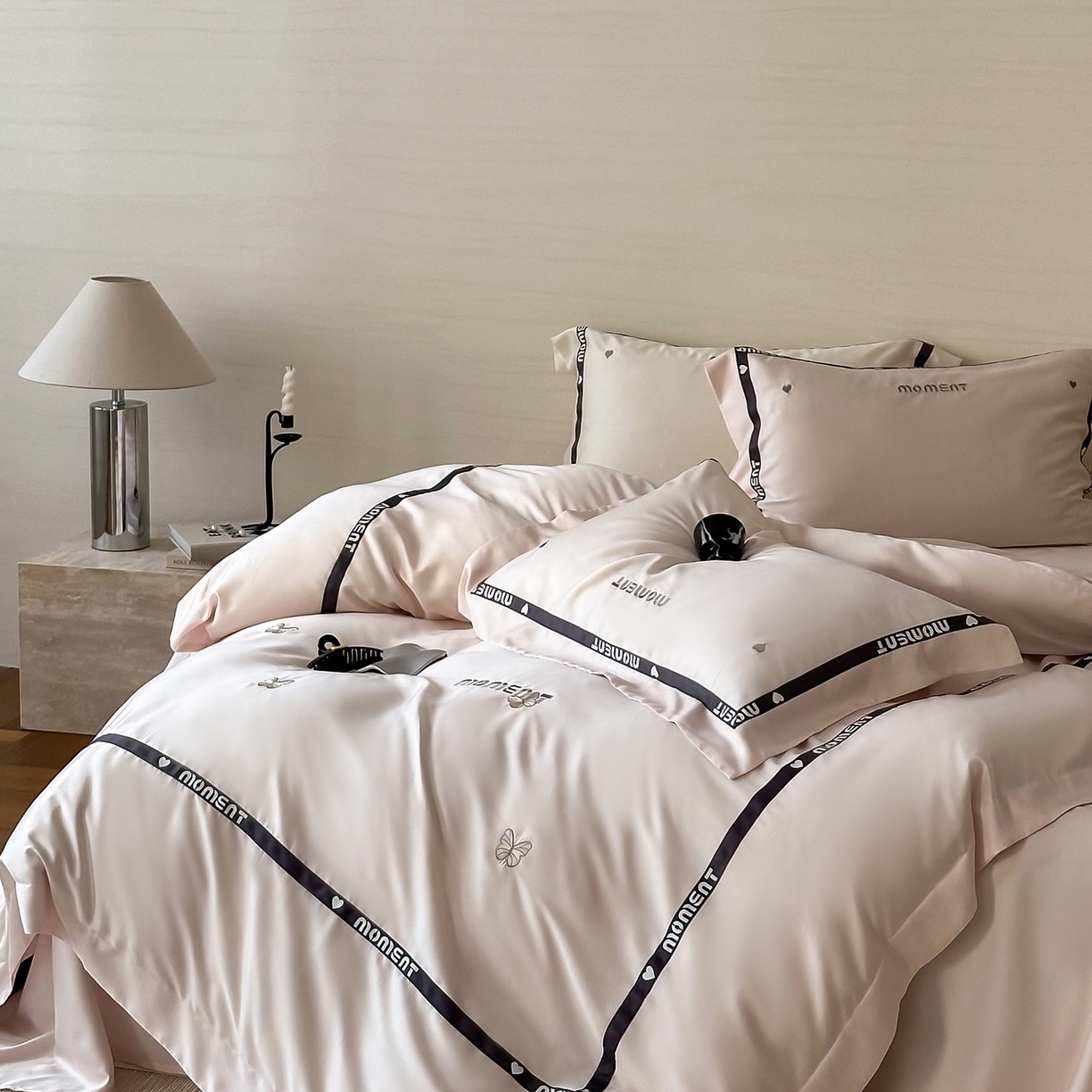 91家纺网 家纺一手货源 找家纺 禾时 2025新款60S奥地利进口兰精天丝绣花黑边款四件套-蓓莉 蓓莉-粉