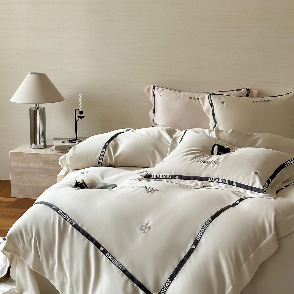 91家纺网 家纺一手货源 找家纺 （总）禾时 2025新款60S奥地利进口兰精天丝绣花黑边款四件套-蓓莉