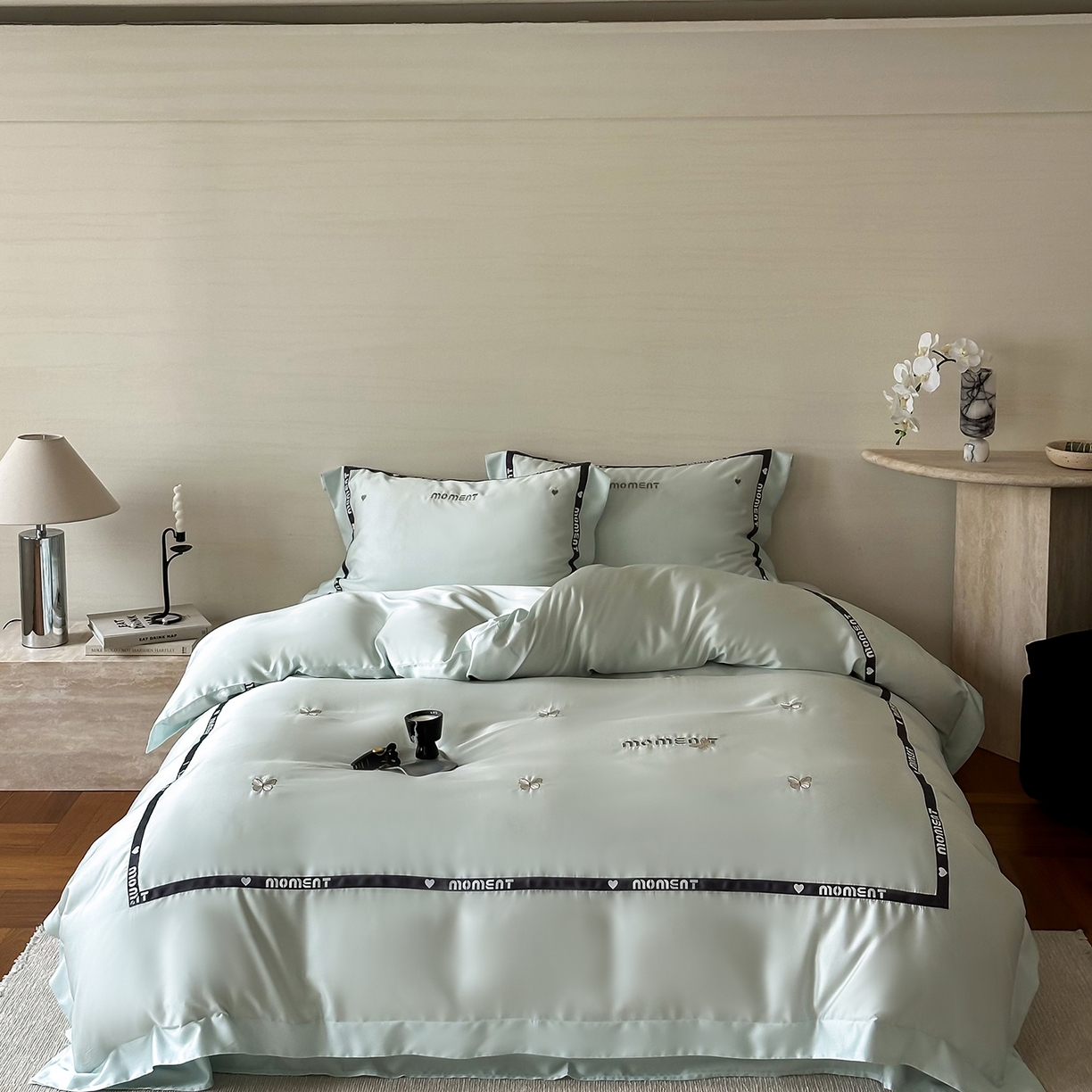 91家纺网 家纺一手货源 找家纺 禾时 2025新款60S奥地利进口兰精天丝绣花黑边款四件套-蓓莉 蓓莉-蓝