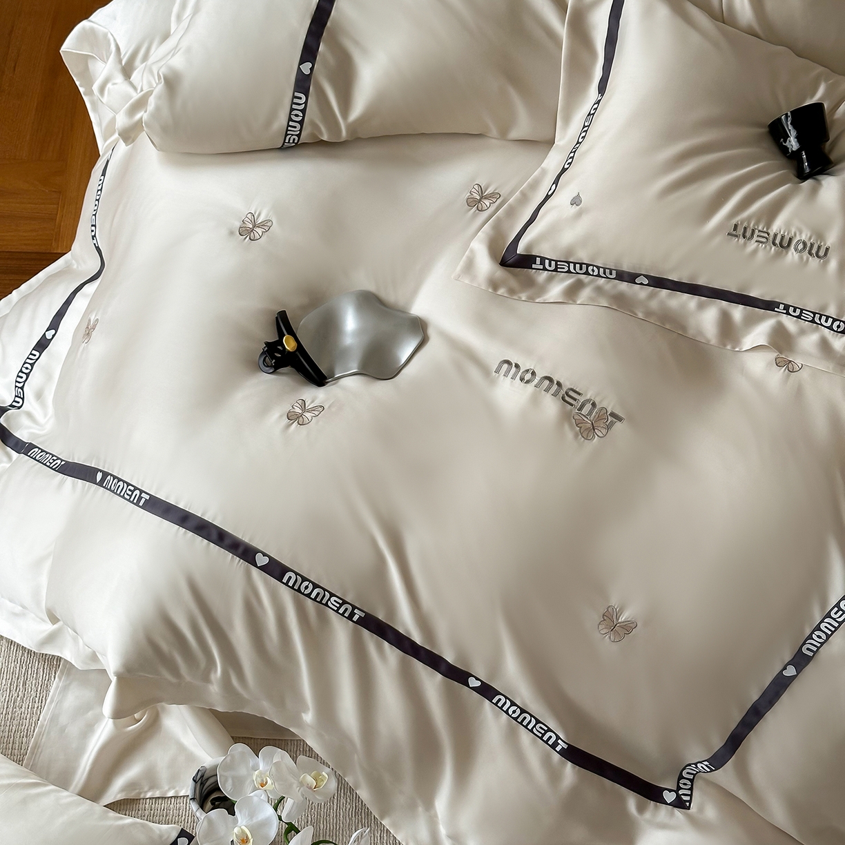 91家纺网 家纺一手货源 找家纺 禾时 2025新款60S奥地利进口兰精天丝绣花黑边款四件套-蓓莉 蓓莉-白