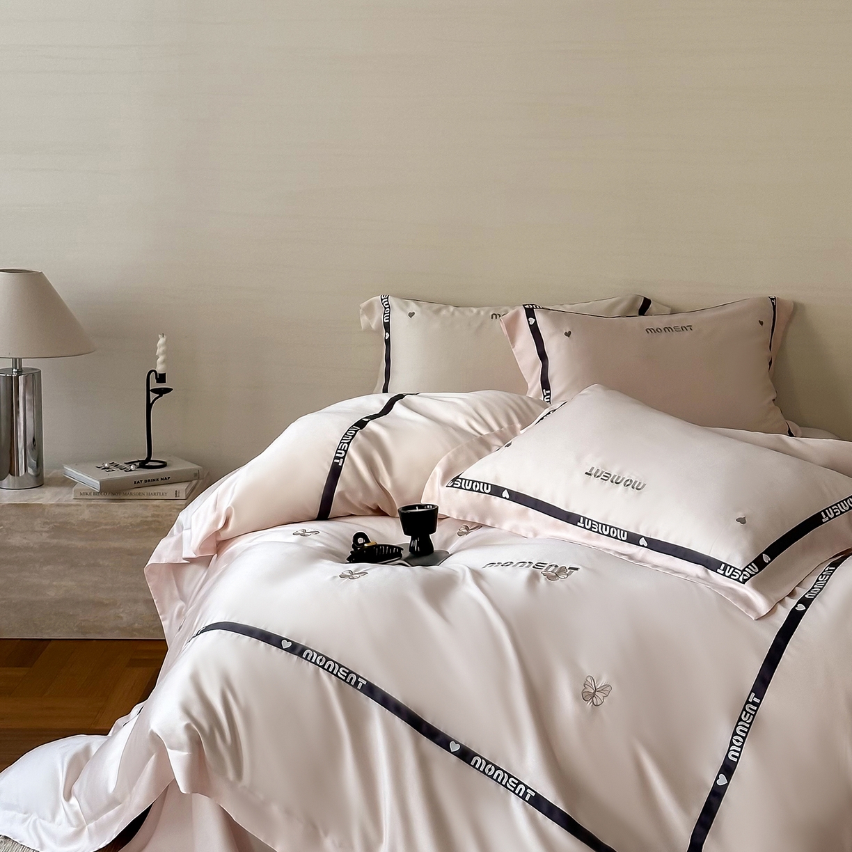 91家纺网 家纺一手货源 找家纺 禾时 2025新款60S奥地利进口兰精天丝绣花黑边款四件套-蓓莉 蓓莉-粉