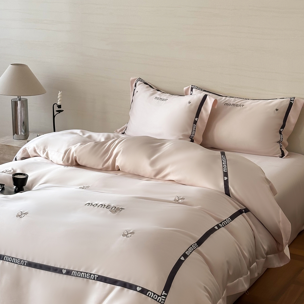 91家纺网 家纺一手货源 找家纺 禾时 2025新款60S奥地利进口兰精天丝绣花黑边款四件套-蓓莉 蓓莉-粉