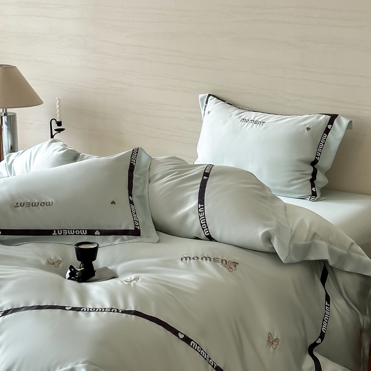 91家纺网 家纺一手货源 找家纺 禾时 2025新款60S奥地利进口兰精天丝绣花黑边款四件套-蓓莉 蓓莉-蓝