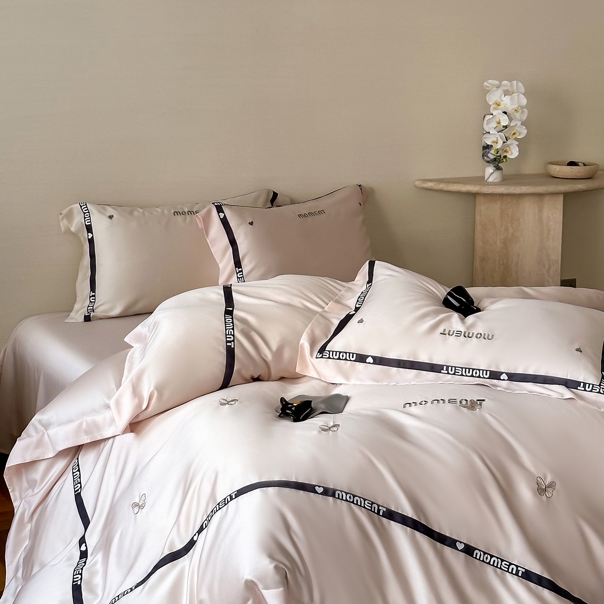 91家纺网 家纺一手货源 找家纺 禾时 2025新款60S奥地利进口兰精天丝绣花黑边款四件套-蓓莉 蓓莉-粉