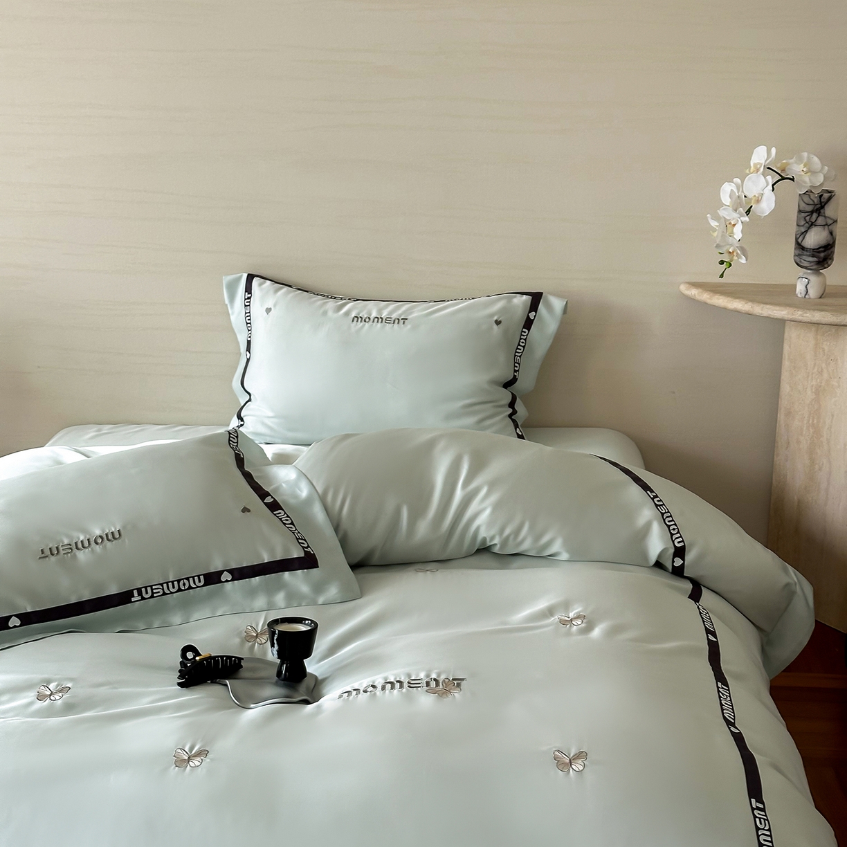 91家纺网 家纺一手货源 找家纺 禾时 2025新款60S奥地利进口兰精天丝绣花黑边款四件套-蓓莉 蓓莉-蓝