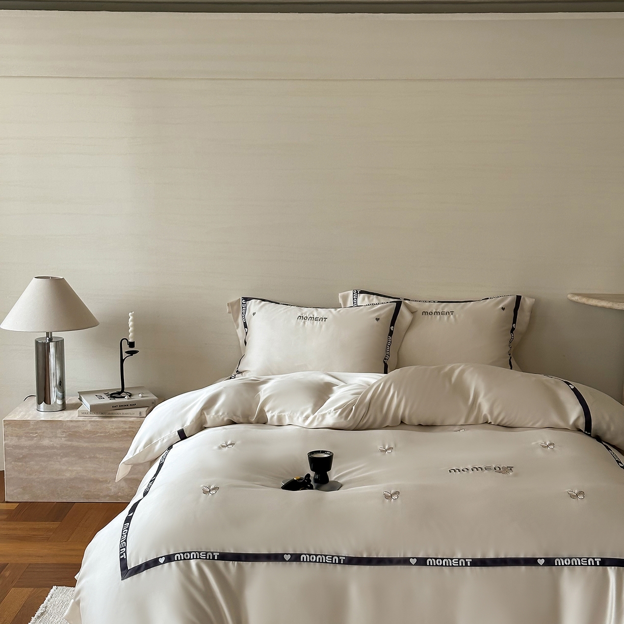 91家纺网 家纺一手货源 找家纺 禾时 2025新款60S奥地利进口兰精天丝绣花黑边款四件套-蓓莉 蓓莉-白