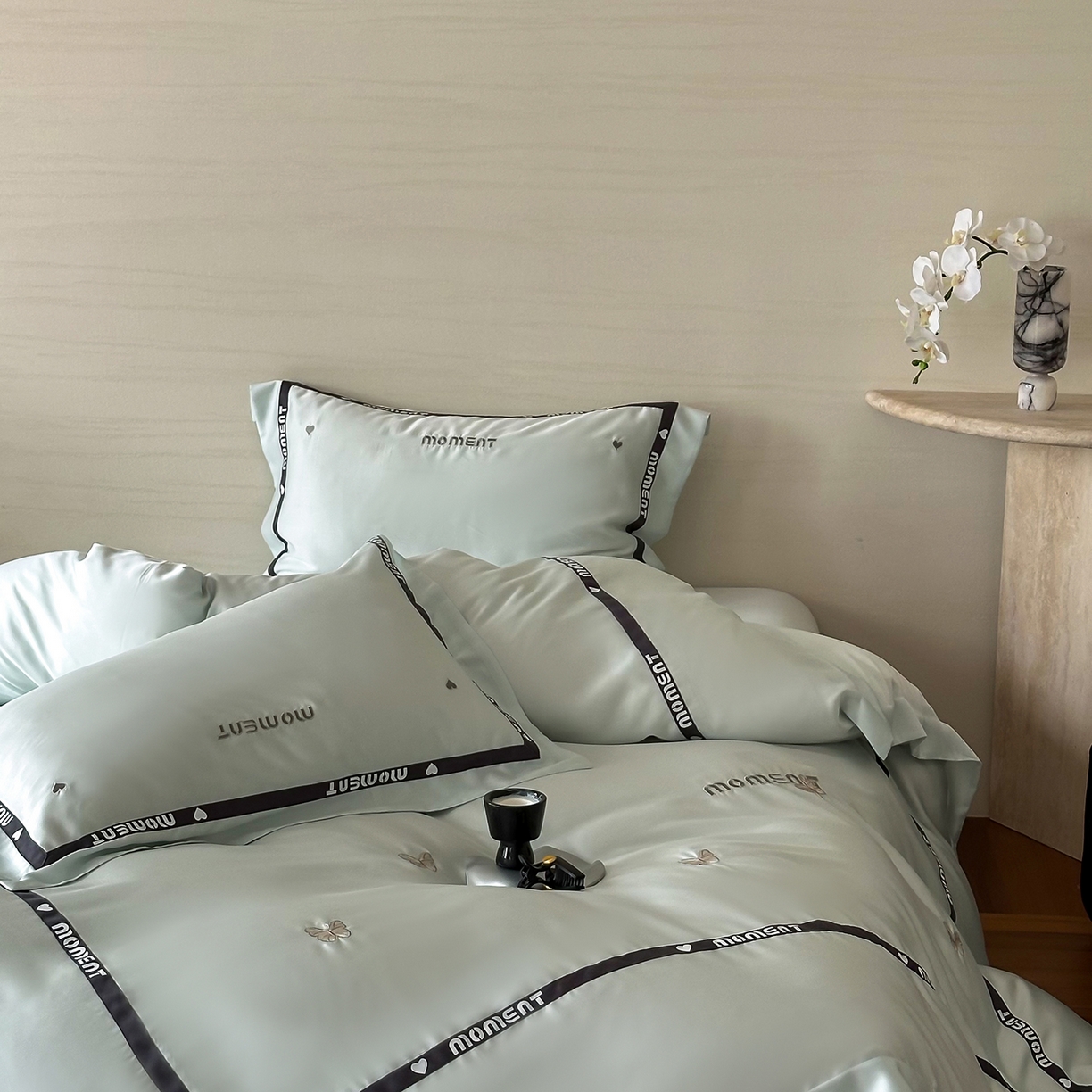 91家纺网 家纺一手货源 找家纺 禾时 2025新款60S奥地利进口兰精天丝绣花黑边款四件套-蓓莉 蓓莉-蓝