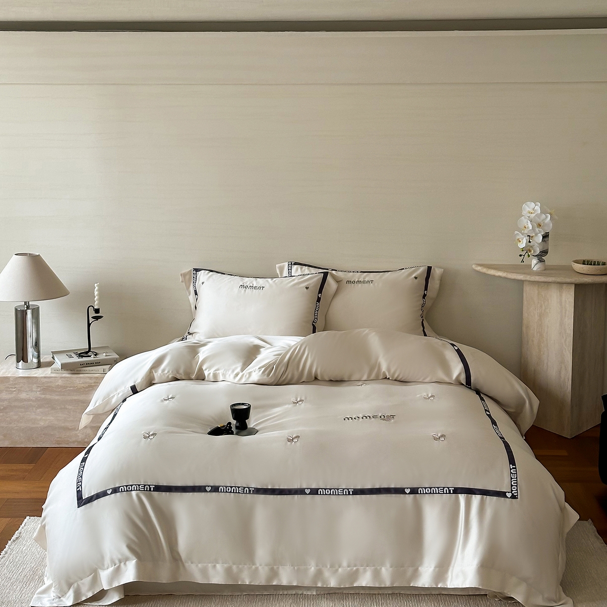 91家纺网 家纺一手货源 找家纺 禾时 2025新款60S奥地利进口兰精天丝绣花黑边款四件套-蓓莉 蓓莉-白