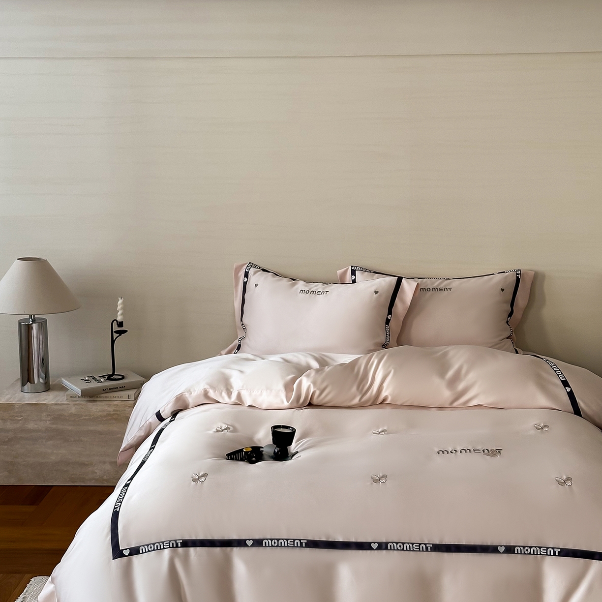 91家纺网 家纺一手货源 找家纺 禾时 2025新款60S奥地利进口兰精天丝绣花黑边款四件套-蓓莉 蓓莉-粉