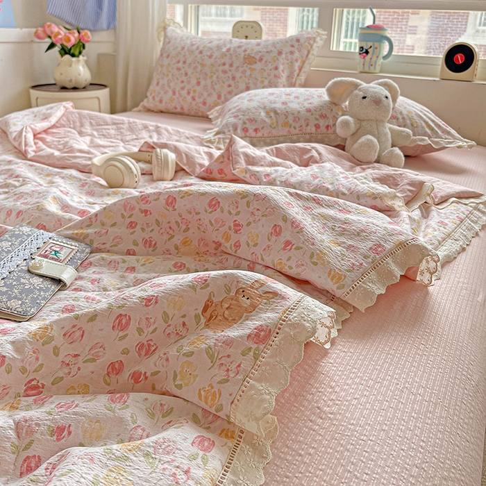 91家纺网 家纺一手货源 找家纺 恋之语 2025春夏新款云感全棉纯棉花边款夏被夏凉被空调被四件套套件 郁金香-小兔