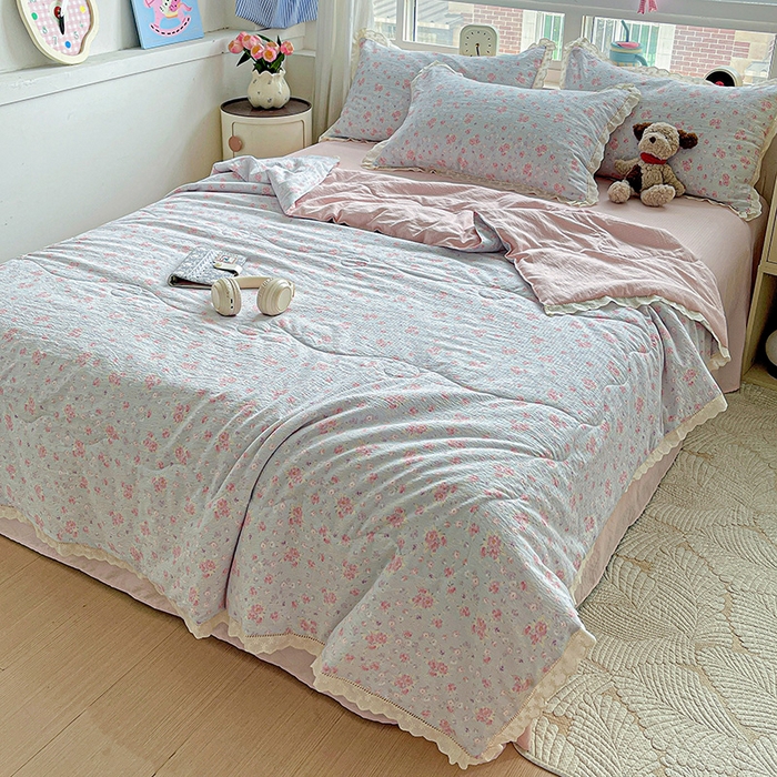 91家纺网 家纺一手货源 找家纺 恋之语 2025春夏新款云感全棉纯棉花边款夏被夏凉被空调被四件套套件 春不晚